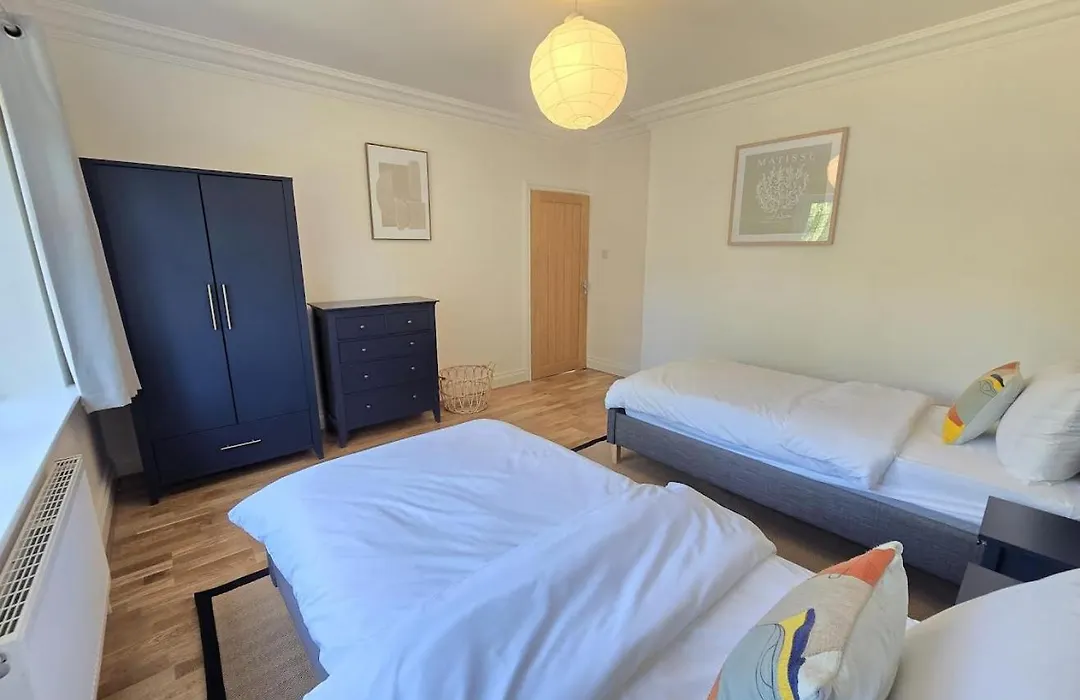 Spacious 6 Bedroom House, Luton-1