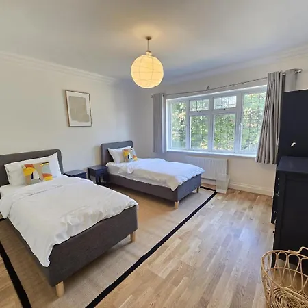 Spacious 6 Bedroom House, Luton-2