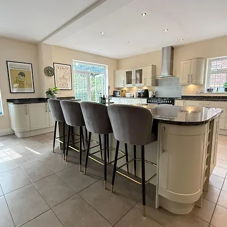 Spacious 6 Bedroom House, Luton-3